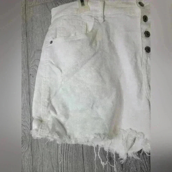 Old Navy Boyfriend fit Mid rise button down women's jean shorts. - Picture 3 of 7